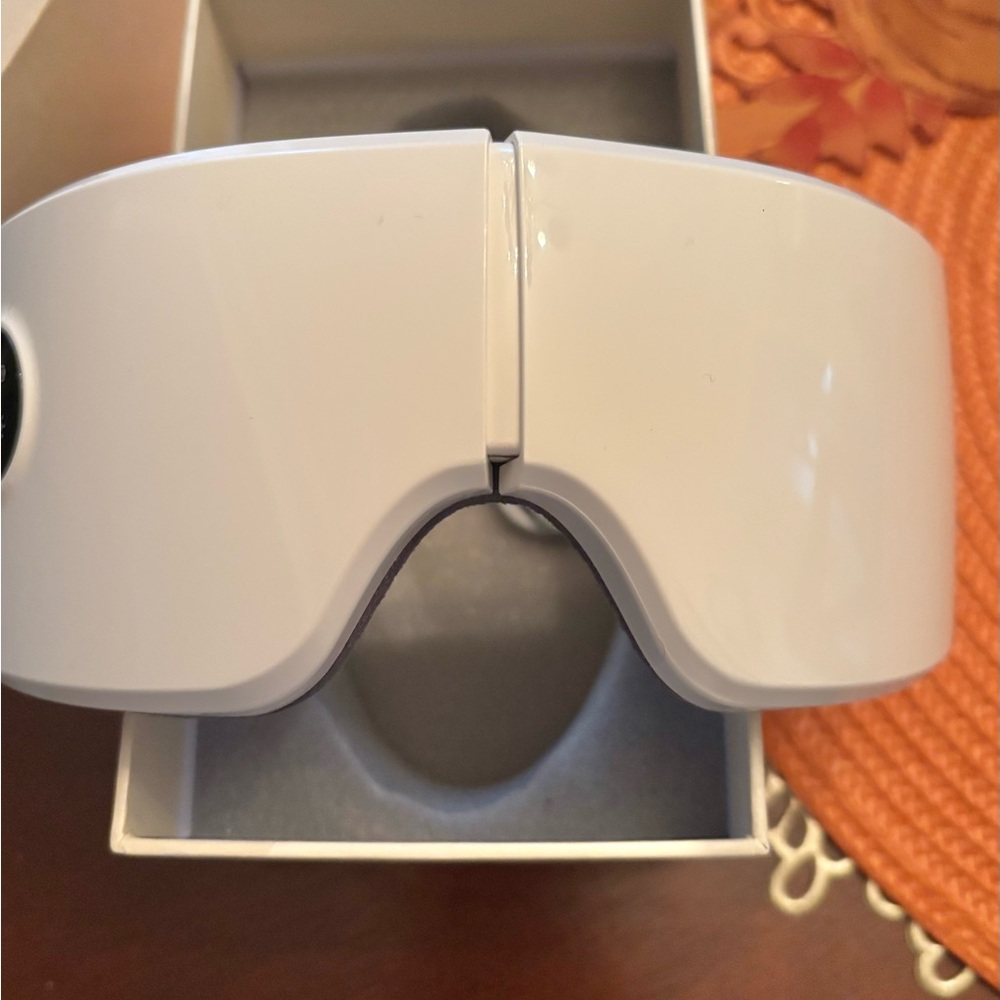 Heated Face/Eye Mask also vibrates